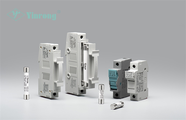 Fuses photovoltaicae typice opus habent foris institui, ratione sequentium factorum environmental