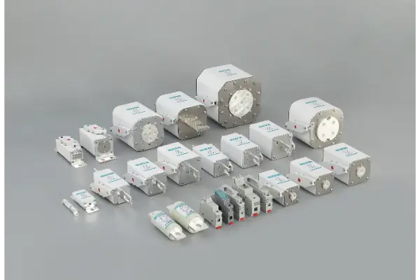 Quomodo DC Contactores et Fuses simul operantur?